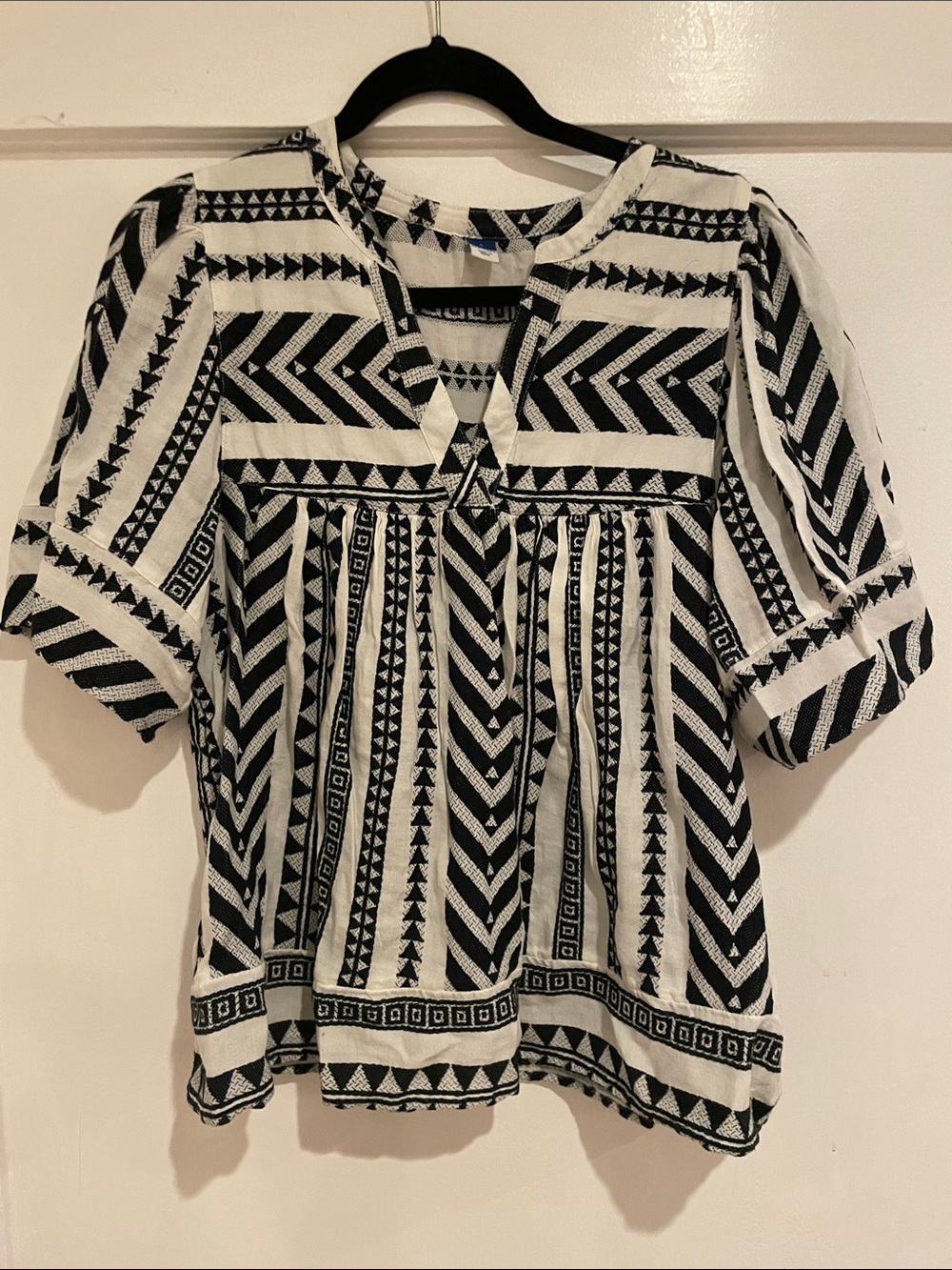 Old Navy Black & White Geometric Peasant Tunic, new no tags!